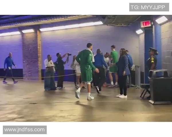 独行侠训练照曝光弗拉格与安东尼戴维斯展开激烈对抗