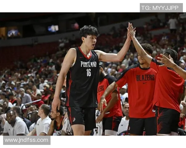 克林根场边指导杨瀚森展现深厚情谊引发媒体热议