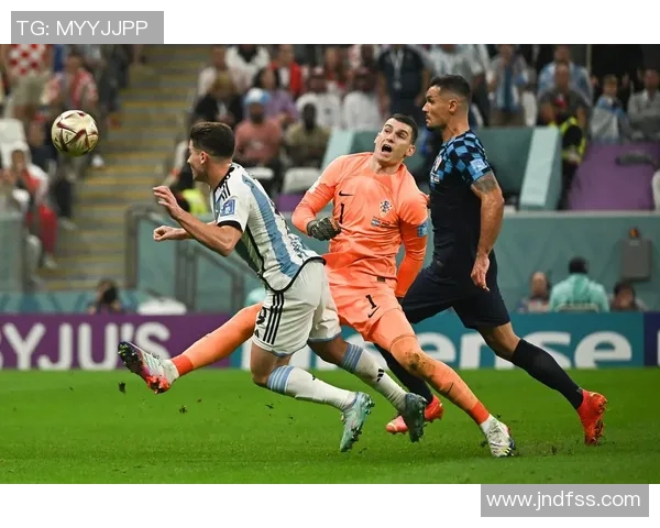 裁判专家解析里奇手球争议认为主裁和VAR的决定完全合理