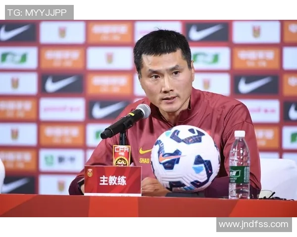 新一届国足今日下午正式开启新年首训邵佳一亲自为球员示范技战术 新一届国足今日下午正式开启新年首训邵佳一亲自为球员示范技战术