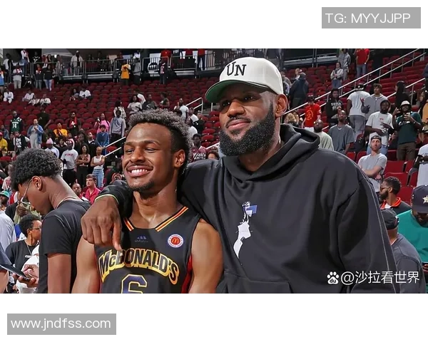 字母哥身穿老詹赠送的23号球衣入更衣室布朗尼球衣成新亮点